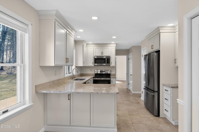 24 Huntswood Lane, East Greenbush, NY 12061