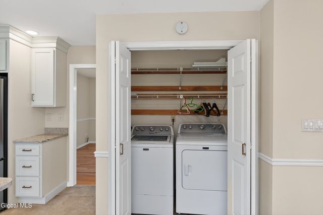 24 Huntswood Lane, East Greenbush, NY 12061