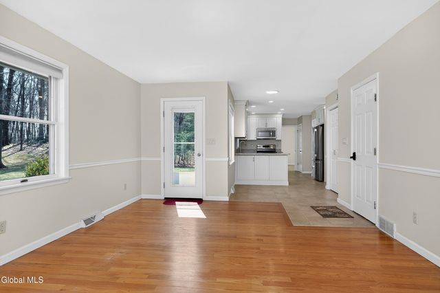 24 Huntswood Lane, East Greenbush, NY 12061