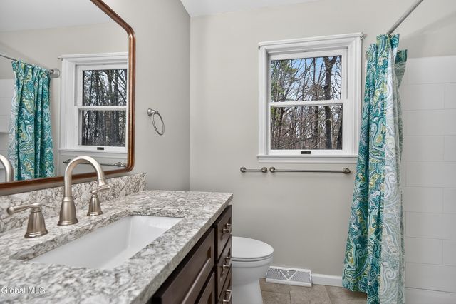 24 Huntswood Lane, East Greenbush, NY 12061