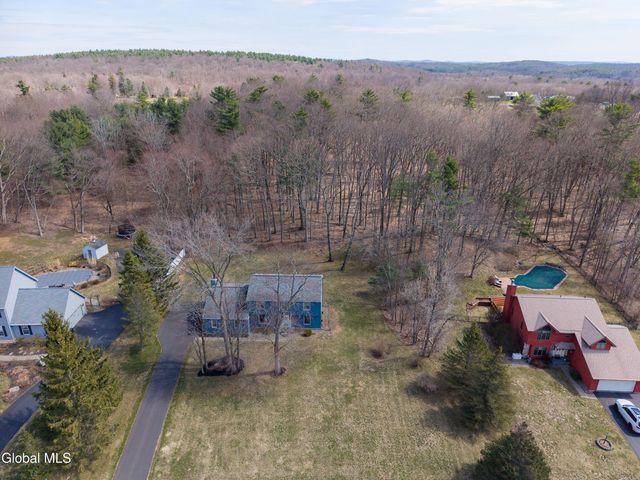 24 Huntswood Lane, East Greenbush, NY 12061