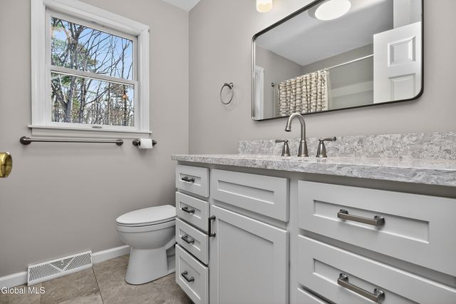 24 Huntswood Lane, East Greenbush, NY 12061