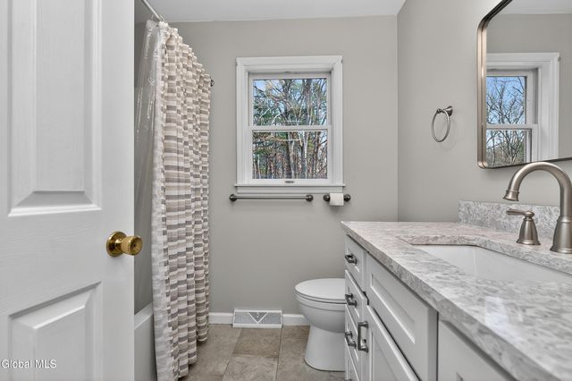 24 Huntswood Lane, East Greenbush, NY 12061