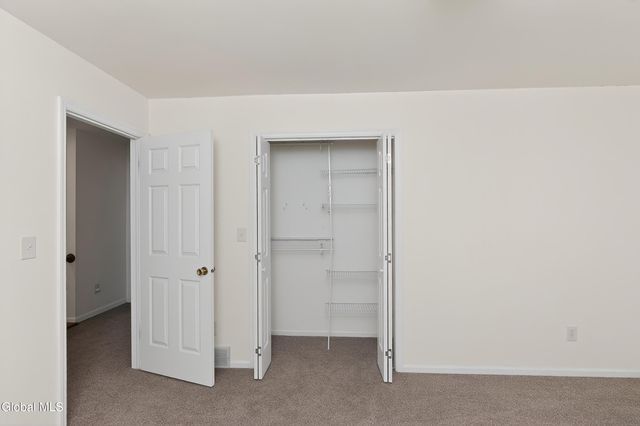 24 Huntswood Lane, East Greenbush, NY 12061