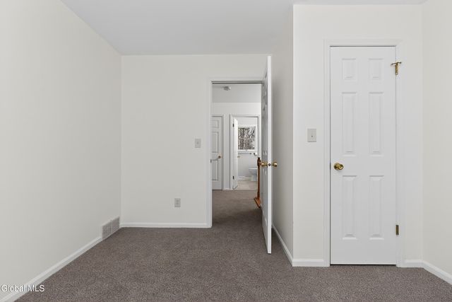 24 Huntswood Lane, East Greenbush, NY 12061