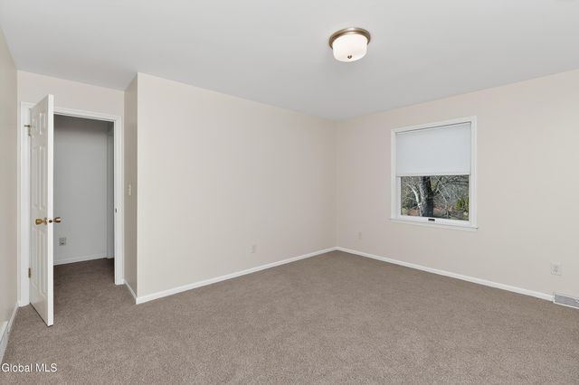 24 Huntswood Lane, East Greenbush, NY 12061