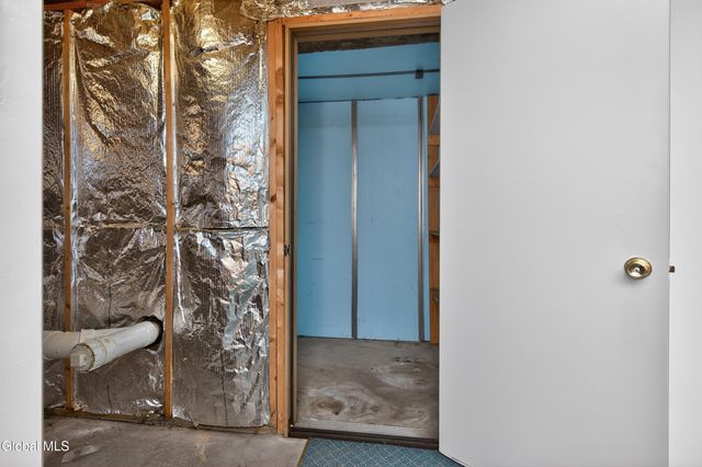 24 Huntswood Lane, East Greenbush, NY 12061