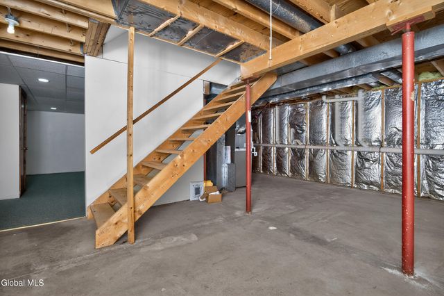 24 Huntswood Lane, East Greenbush, NY 12061