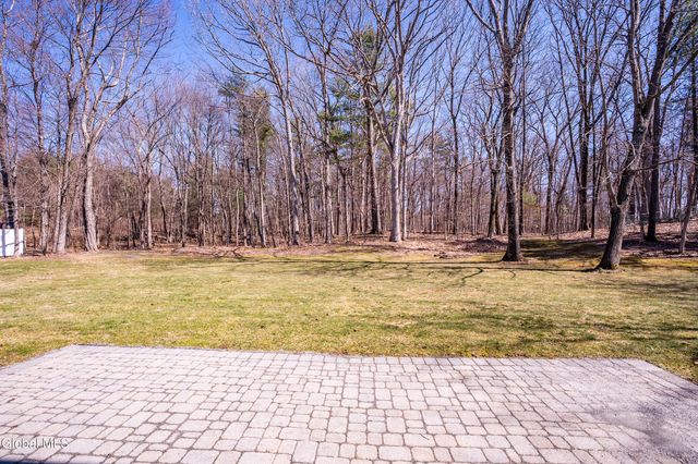 24 Huntswood Lane, East Greenbush, NY 12061