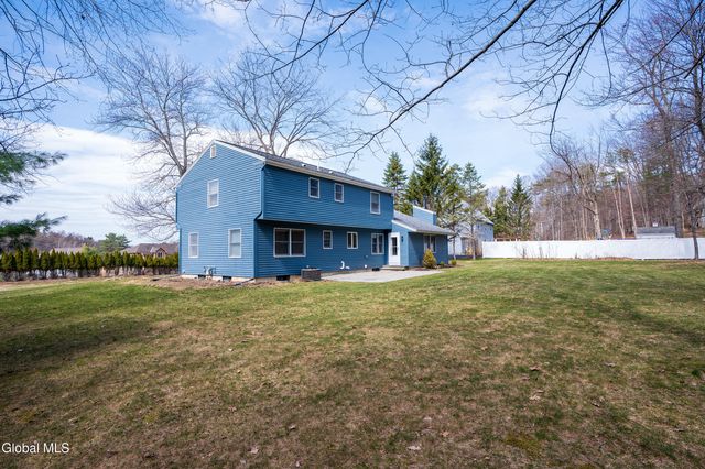 24 Huntswood Lane, East Greenbush, NY 12061