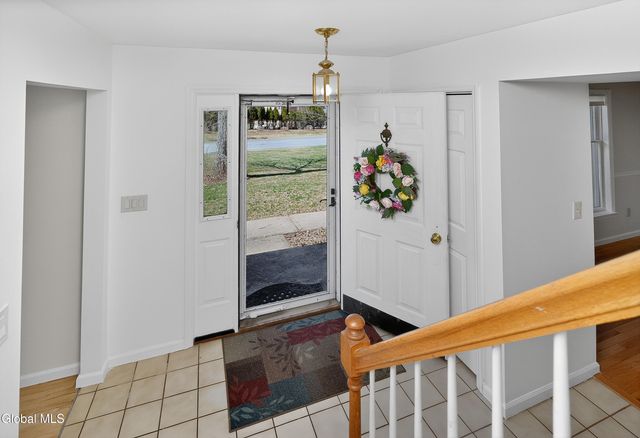 24 Huntswood Lane, East Greenbush, NY 12061