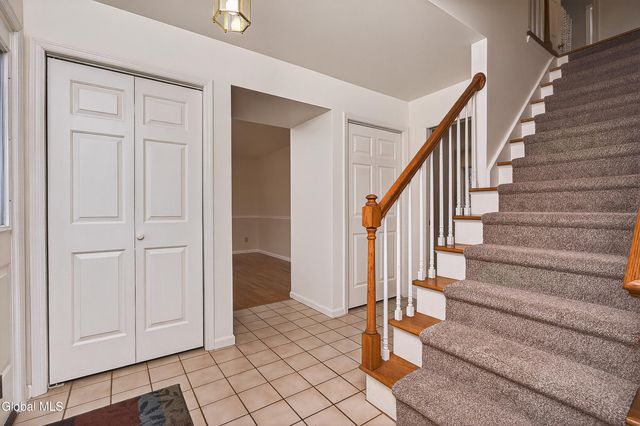 24 Huntswood Lane, East Greenbush, NY 12061