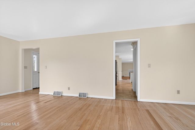 24 Huntswood Lane, East Greenbush, NY 12061