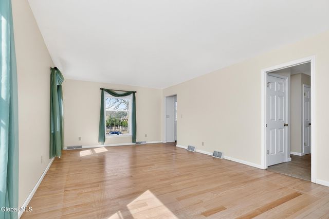 24 Huntswood Lane, East Greenbush, NY 12061