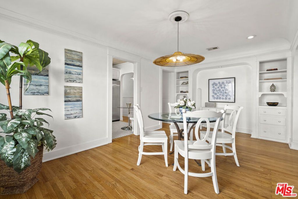 Image 14 of property listing at 1018 Havenhurst Drive, West Hollywood, CA 90046