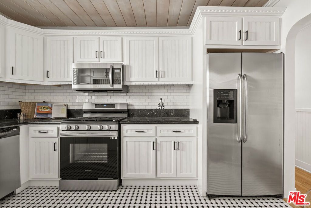 Image 16 of property listing at 1018 Havenhurst Drive, West Hollywood, CA 90046