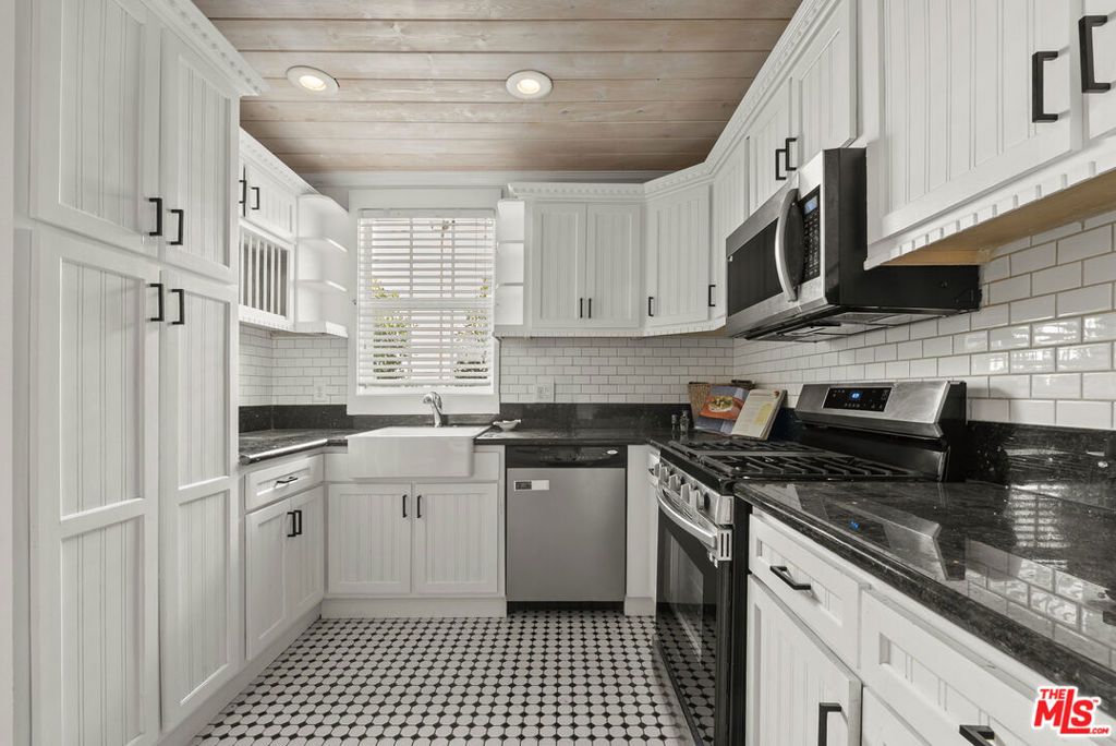 Image 17 of property listing at 1018 Havenhurst Drive, West Hollywood, CA 90046