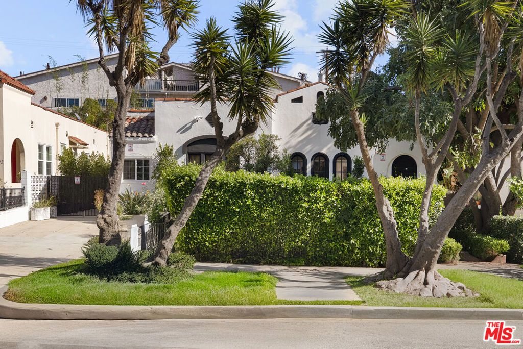 Image 2 of property listing at 1018 Havenhurst Drive, West Hollywood, CA 90046