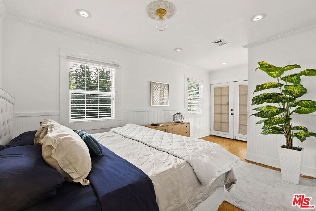 Image 22 of property listing at 1018 Havenhurst Drive, West Hollywood, CA 90046