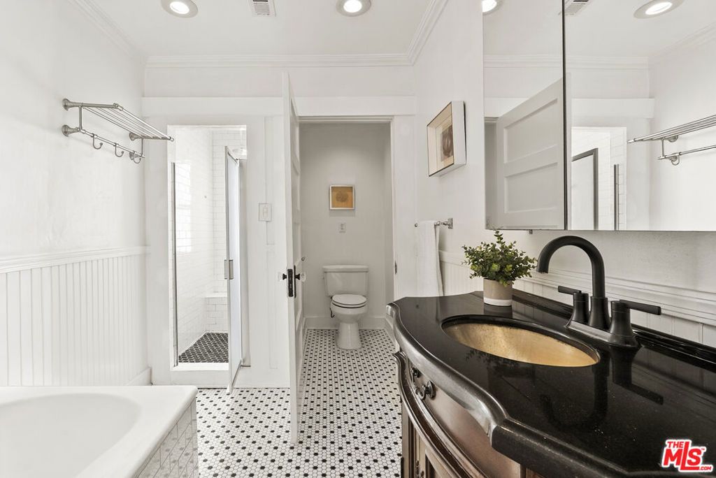 Image 24 of property listing at 1018 Havenhurst Drive, West Hollywood, CA 90046