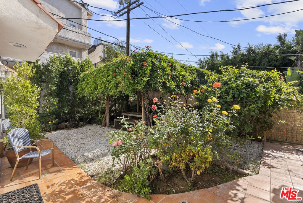 Image 27 of property listing at 1018 Havenhurst Drive, West Hollywood, CA 90046