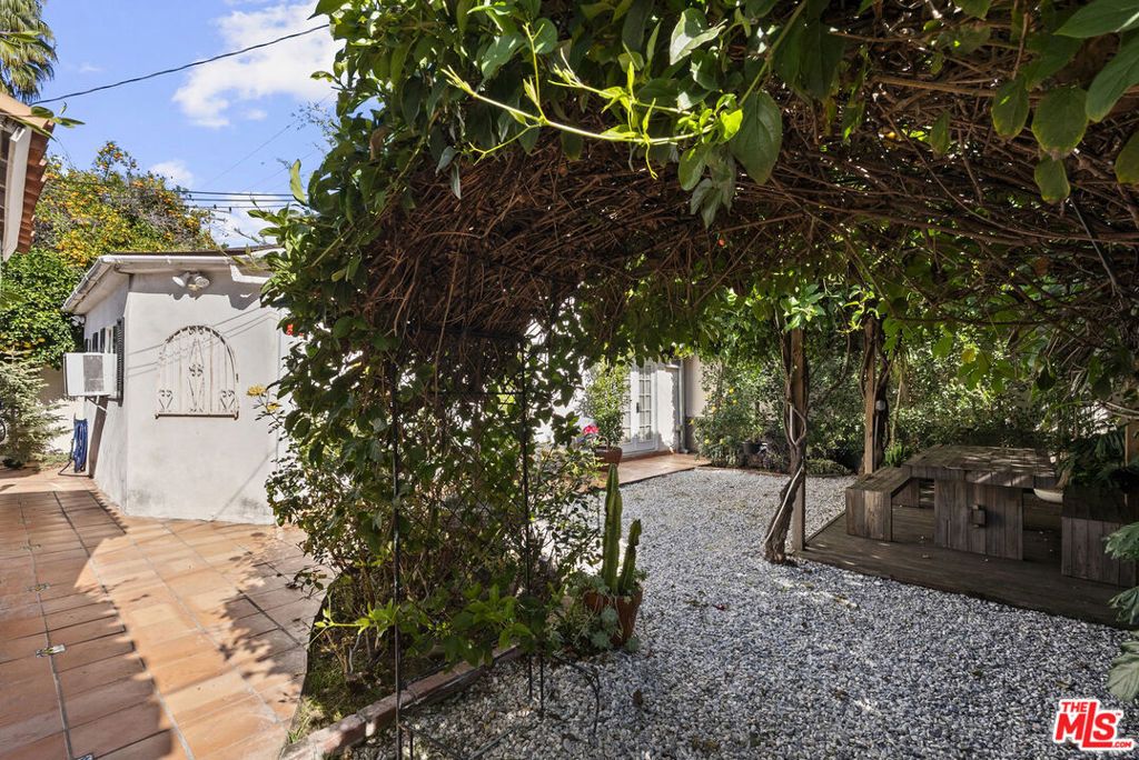 Image 28 of property listing at 1018 Havenhurst Drive, West Hollywood, CA 90046