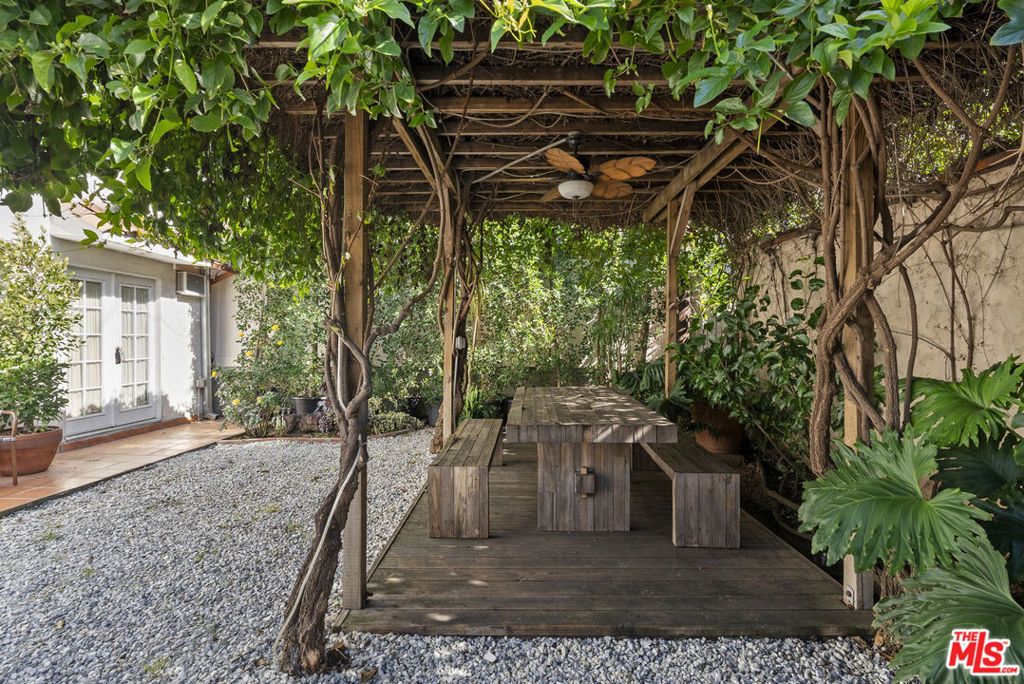 Image 29 of property listing at 1018 Havenhurst Drive, West Hollywood, CA 90046