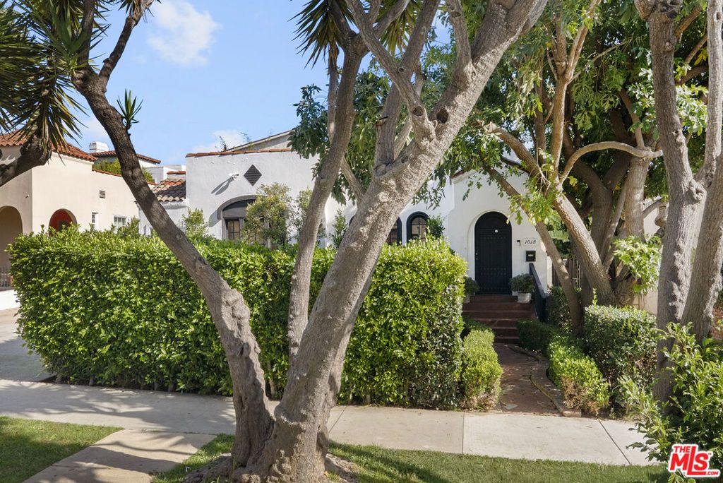 Image 3 of property listing at 1018 Havenhurst Drive, West Hollywood, CA 90046