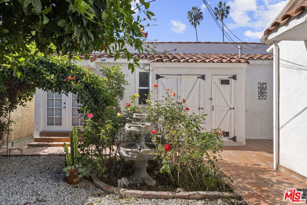 Image 33 of property listing at 1018 Havenhurst Drive, West Hollywood, CA 90046