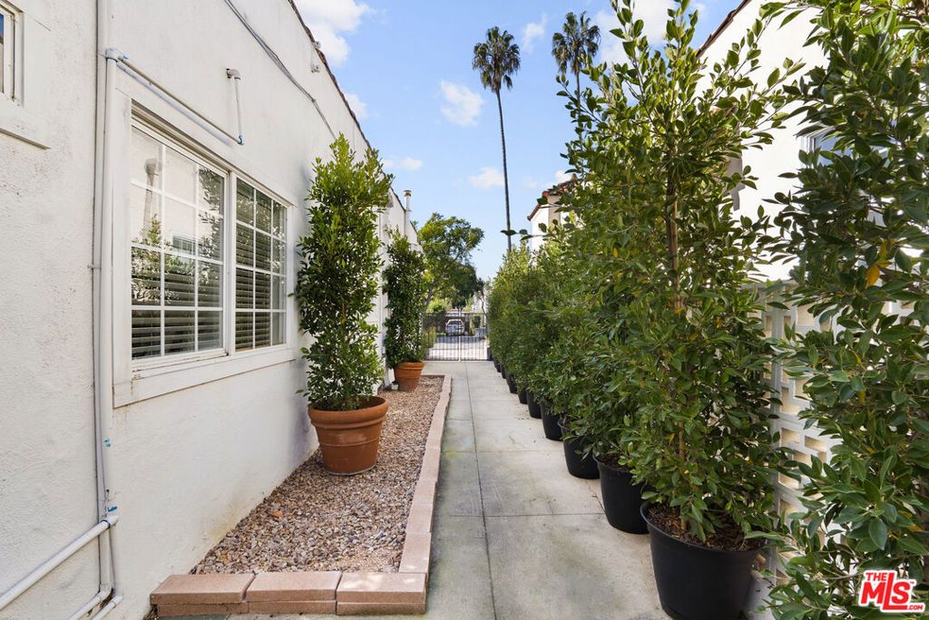 Image 34 of property listing at 1018 Havenhurst Drive, West Hollywood, CA 90046
