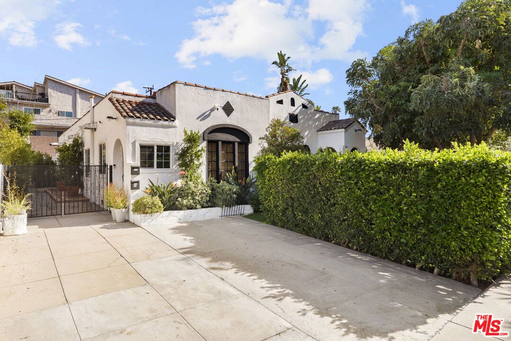 Image 4 of property listing at 1018 Havenhurst Drive, West Hollywood, CA 90046
