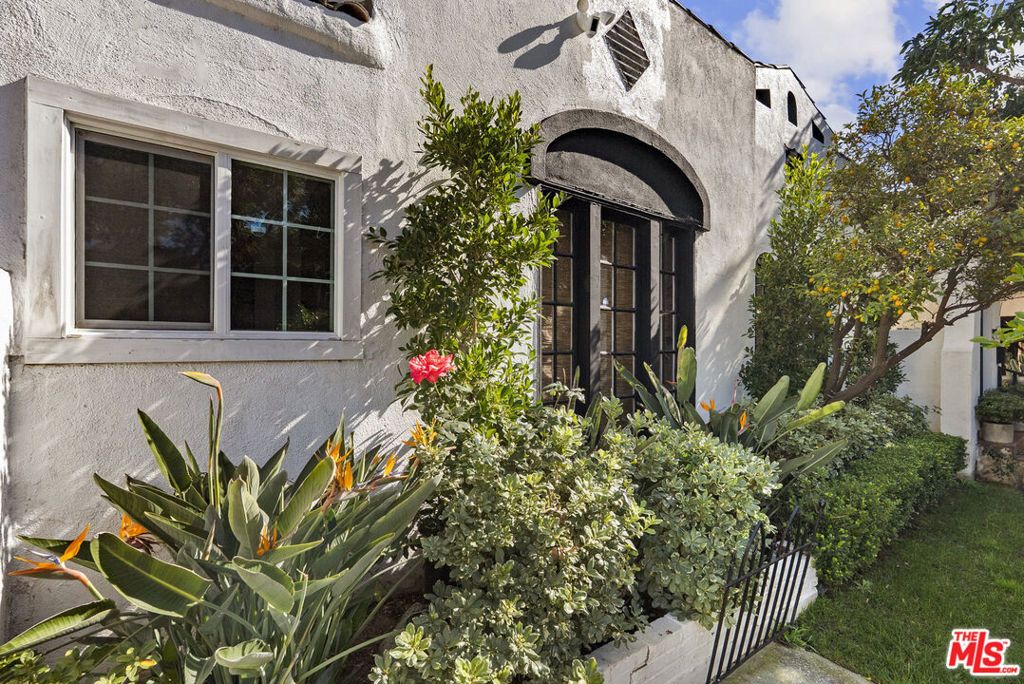 Image 6 of property listing at 1018 Havenhurst Drive, West Hollywood, CA 90046