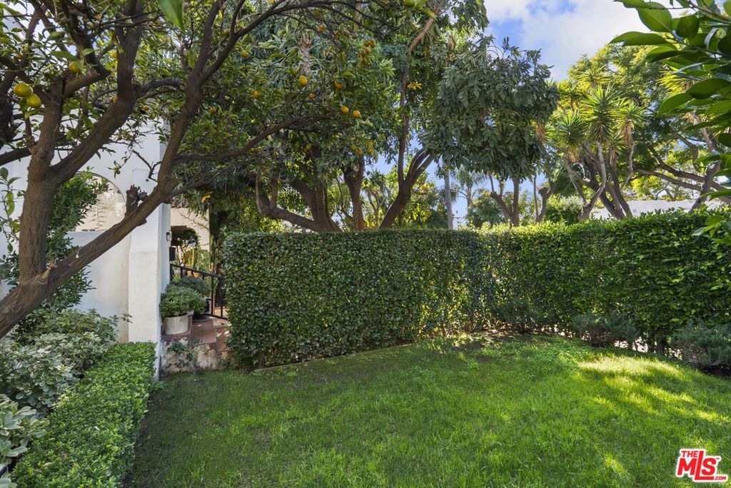 Image 7 of property listing at 1018 Havenhurst Drive, West Hollywood, CA 90046