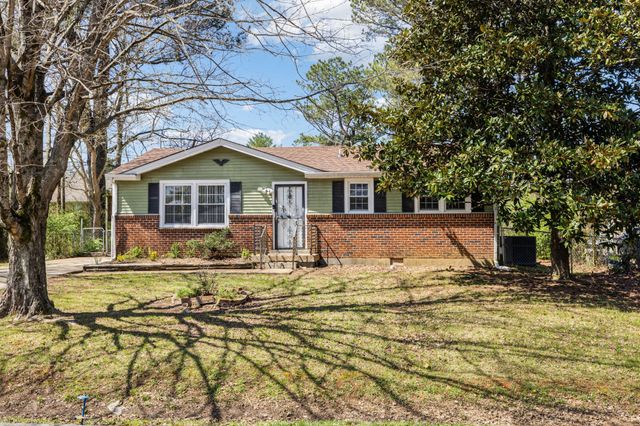 810 Country Club Dr, Clarksville, TN 37043