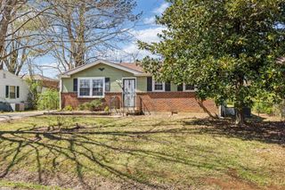 810 Country Club Dr, Clarksville, TN 37043