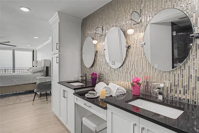 19 WHISPERING SANDS DRIVE 1105, Sarasota, FL 34242