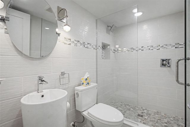 19 WHISPERING SANDS DRIVE 1105, Sarasota, FL 34242