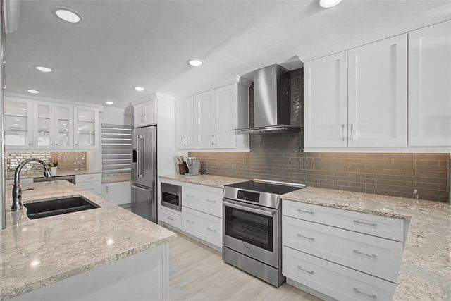 19 WHISPERING SANDS DRIVE 1105, Sarasota, FL 34242