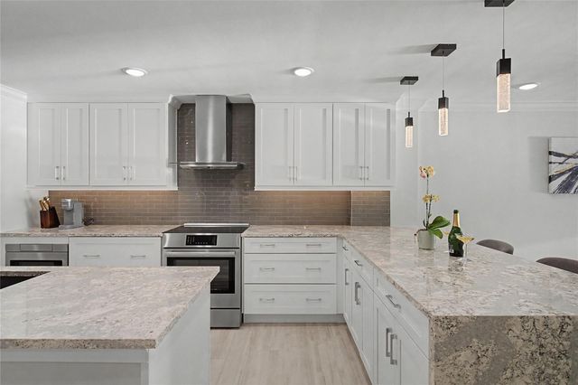 19 WHISPERING SANDS DRIVE 1105, Sarasota, FL 34242