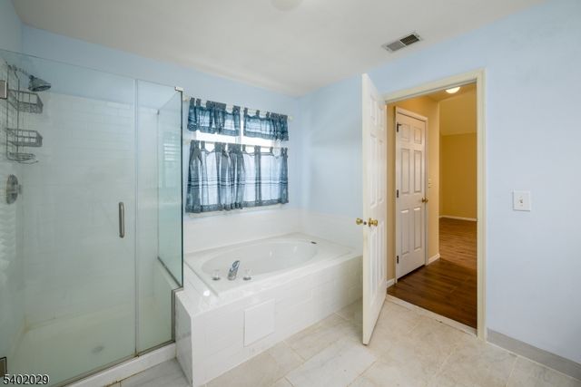 5 Clover Hills Dr, Franklin Twp., NJ 08873