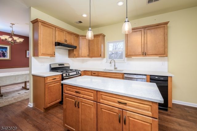 5 Clover Hills Dr, Franklin Twp., NJ 08873