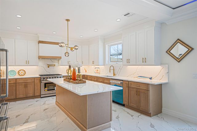 1025 Mirabelle Avenue, Westbury, NY 11590