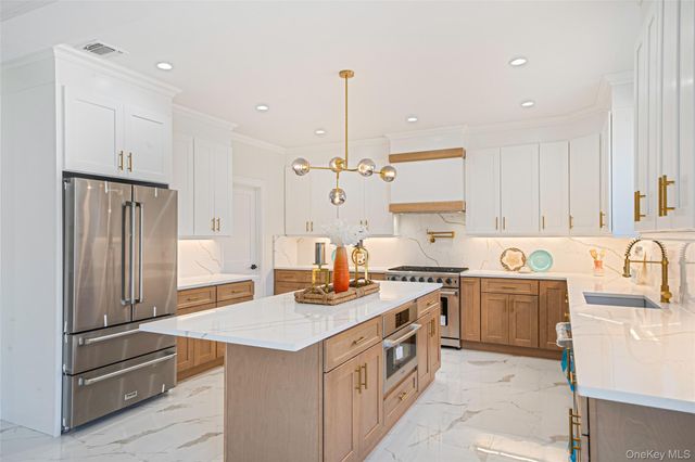 1025 Mirabelle Avenue, Westbury, NY 11590