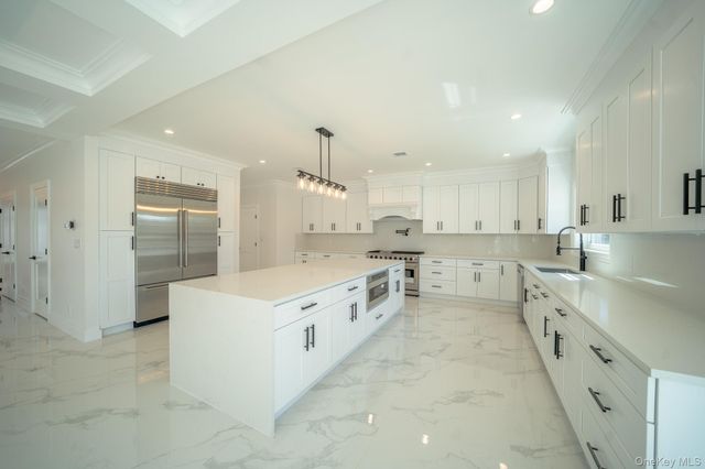 1025 Mirabelle Avenue, Westbury, NY 11590