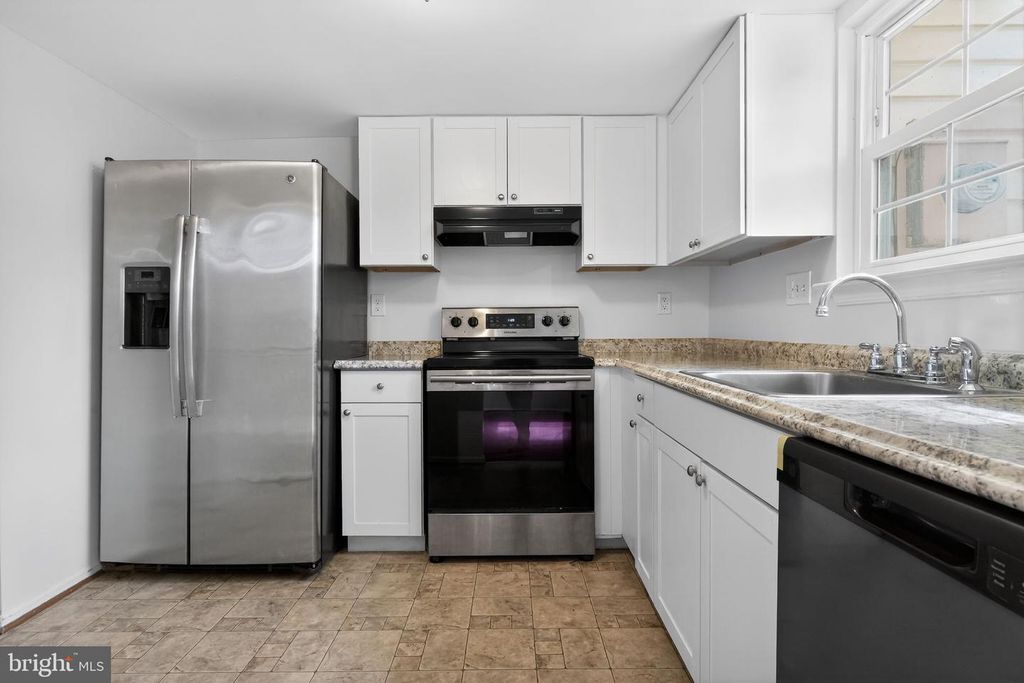 Image 3 of property listing at 2587 ROBINSON PL, Waldorf, MD 20602