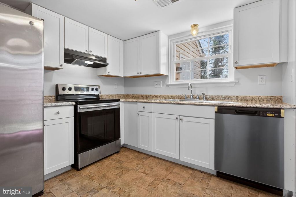 Image 4 of property listing at 2587 ROBINSON PL, Waldorf, MD 20602