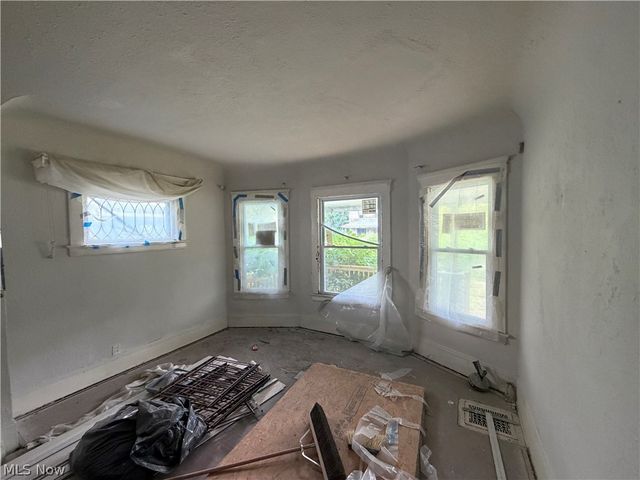 10708 Grantwood Avenue, Cleveland, OH 44108