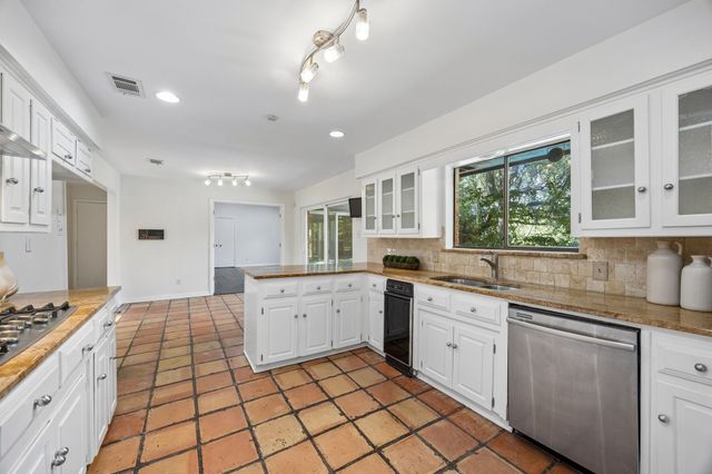 6542 Clearhaven Circle, Dallas, TX 75248