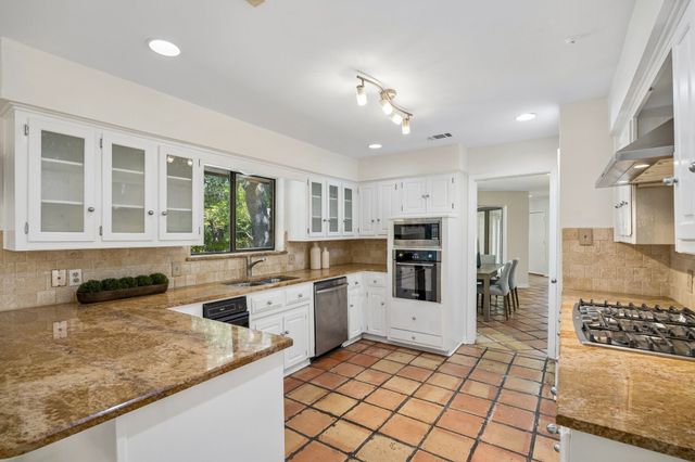 6542 Clearhaven Circle, Dallas, TX 75248