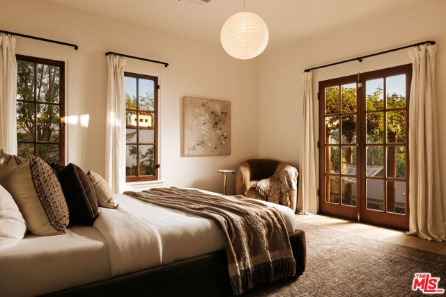 6484 Ivarene Avenue, Los Angeles, CA 90068